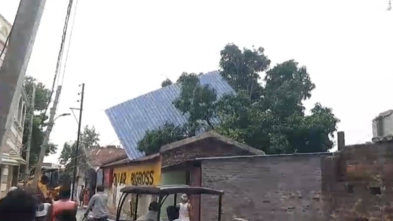 Bankura: গাছের ডগায় গিয়ে পড়ল টিনের চাল, কারোর আবার বাড়ির টিনের শেড জাতীয় সড়কে! শনিবারের বার বেলায় গ্রামে হুলুস্থুল কাণ্ড