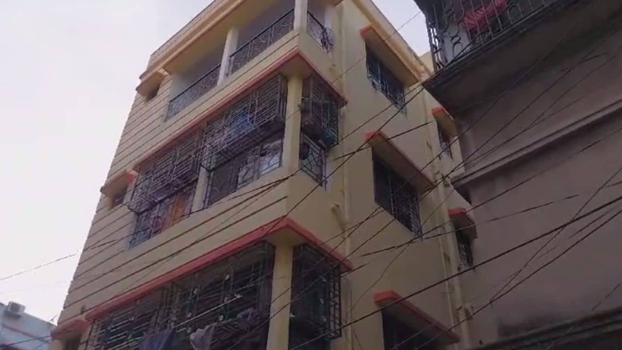 Baranagar: বরানগরে ৬ তলা ঝাঁপ দিলেন বৃদ্ধ, রাস্তায় পড়ে থাকল থেঁতলে যাওয়া শরীর