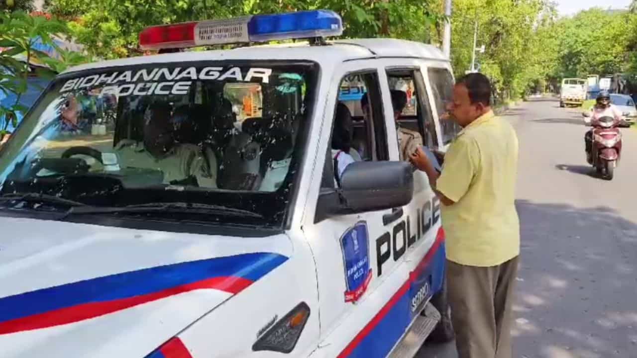 Bidhannagar: বিধাননগরে ফুটপাত দখল করে খাবারের দোকান, মালিকদের নাম-ফোন নম্বর নিতে সকাল থেকে ছুটছে পুলিশ Bidhannagar: বিধাননগরে ফুটপাত দখল করে খাবারের দোকান, মালিকদের নাম-ফোন নম্বর নিতে সকাল থেকে ছুটছে পুলিশ