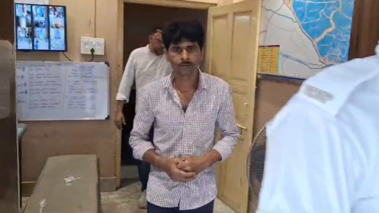 Bidhannagar: সরকারি টেন্ডার পাইয়ে দেওয়ার নামে প্রতারণা, গ্রেফতার ১ Bidhannagar: সরকারি টেন্ডার পাইয়ে দেওয়ার নামে প্রতারণা, গ্রেফতার ১