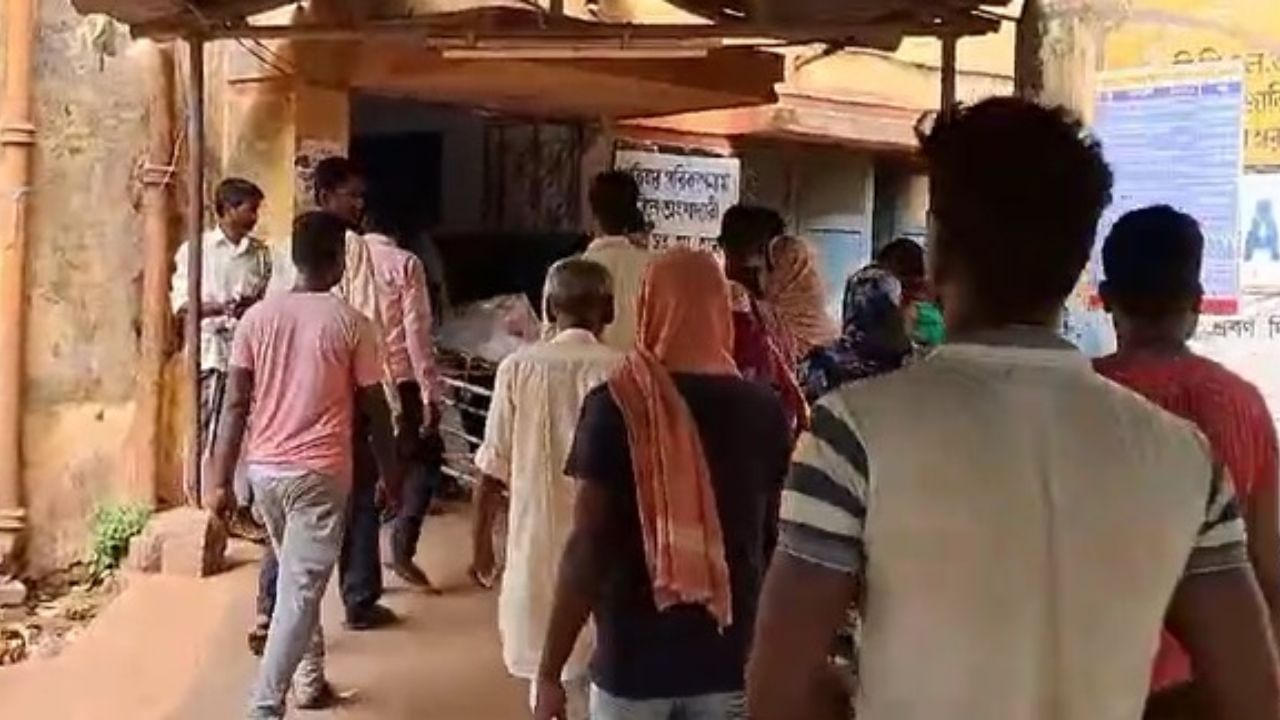 Birbhum: বিয়ের চার মাসেই এসব! জামাইষষ্ঠীর রাতে পায়চারি করতে ছাদে যান নবদম্পতি! দু'জনকে দেখে শরীর দিয়ে হিমস্রোত বয়ে গেল সকলের Birbhum: বিয়ের চার মাসেই এসব! জামাইষষ্ঠীর রাতে পায়চারি করতে ছাদে যান নবদম্পতি! দু'জনকে দেখে শরীর দিয়ে হিমস্রোত বয়ে গেল সকলের
