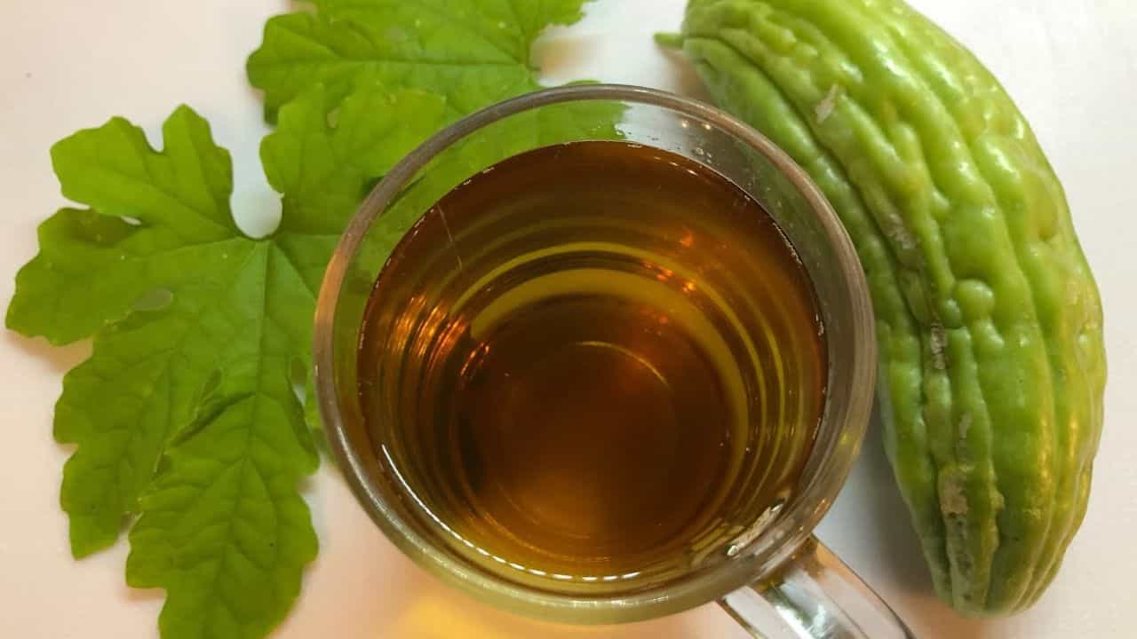 করলার নাম শুনলেই অনেকে নাক সিঁটকান। অনেকে আবার সুগারের মাত্রা নিয়ন্ত্রণ করতে রোজ করলার তরকারি বা রস খান। ভাবেন , তেঁতো খেলেই ডায়াবেটিসের মত রোগ থাকবে হাতের মুঠোয়। এই তিতকুটে করলার মধ্যে রয়েছে প্রচুর পুষ্টিগুণ। প্রাকৃতিকভাবে কোলেস্টেরল থেকে ডায়াবেটিস নিয়ন্ত্রণের জন্য রোজ এক কাপ করলার জুস নয়, চায়ের কাপে চুমুক দিন।