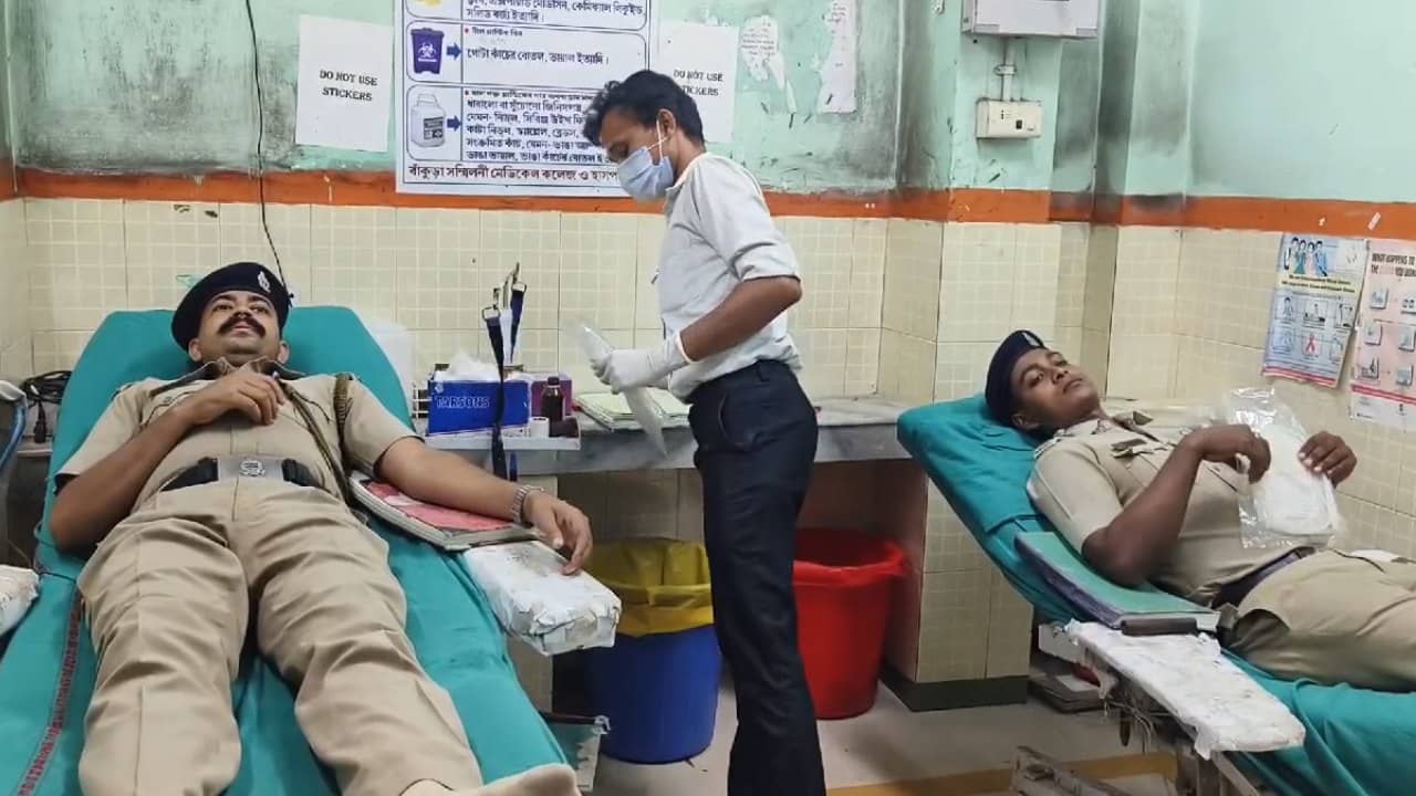 Bankura: ছেলে জেলবন্দি, মুমূর্ষু বাবাকে বাঁচাতে হাসপাতালে গিয়ে রক্ত দিলেন জেলরক্ষীরা