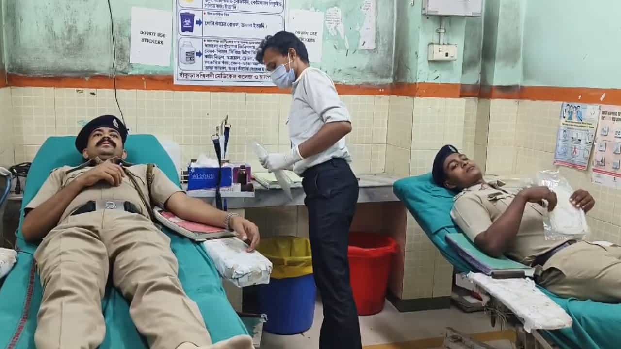 Bankura: ছেলে জেলবন্দি, মুমূর্ষু বাবাকে বাঁচাতে হাসপাতালে গিয়ে রক্ত দিলেন জেলরক্ষীরা Bankura: ছেলে জেলবন্দি, মুমূর্ষু বাবাকে বাঁচাতে হাসপাতালে গিয়ে রক্ত দিলেন জেলরক্ষীরা