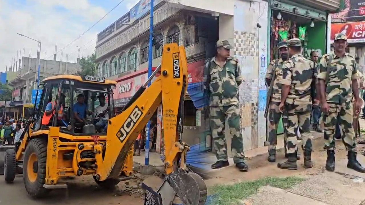 Bolpur: বোলপুরে বুলডোজার, তৃণমূল প্রশাসনের সঙ্গে 'হাত মেলাল' কেন্দ্রীয় বাহিনীও!