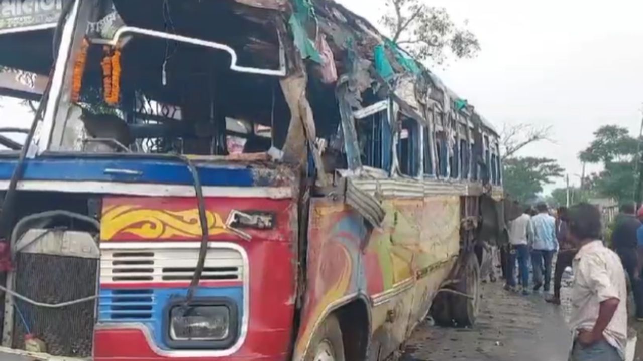 Burdwan: ডাম্পারের ধাক্কায় পিষে গেল সাত বছরের অন্বেষার শরীর