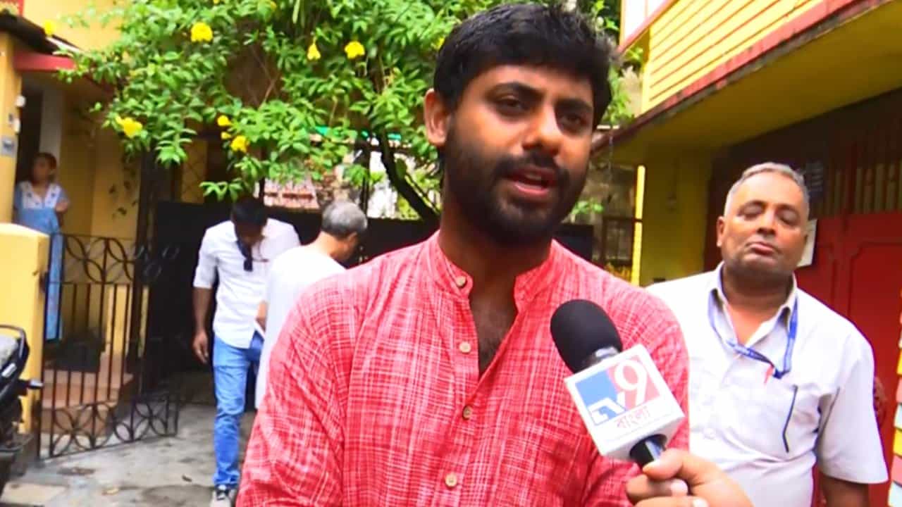 Srijan Bhattacharya: ‘অ্যাম্বুলেন্সে ঘুরছে দুষ্কৃতীরা’, ভোট শেষ হতেই কমিশনের বিরুদ্ধে গর্জে উঠলেন সৃজন Srijan Bhattacharya: ‘অ্যাম্বুলেন্সে ঘুরছে দুষ্কৃতীরা’, ভোট শেষ হতেই কমিশনের বিরুদ্ধে গর্জে উঠলেন সৃজন