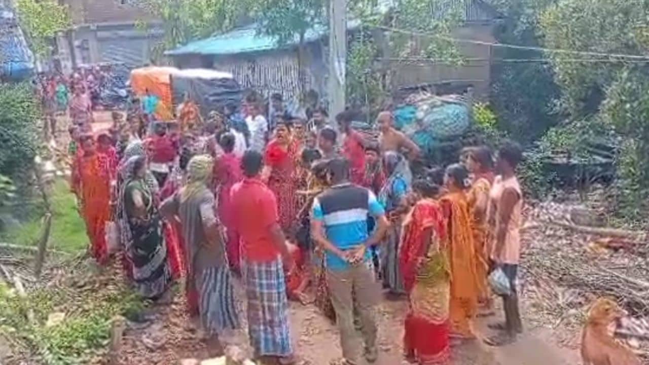 Woman Assault: ওরা আমার বৌ-এর সায়া-ব্লাউজ-খুলেছে, গোপনাঙ্গে ছিটিয়ে দিয়েছে লঙ্কার গুঁড়ো, পরকীয়ার খেসারত দিলেন মহিলা