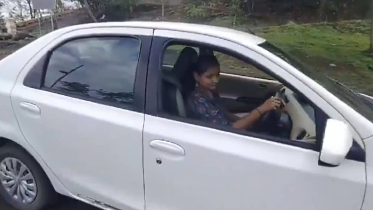 Woman died after car fell into gorge: স্টিয়ারিংয়ে যুবতী, রিল করতে ব্যস্ত বন্ধু, মুহূর্তে ৩০০ ফুট খাদে গাড়ি