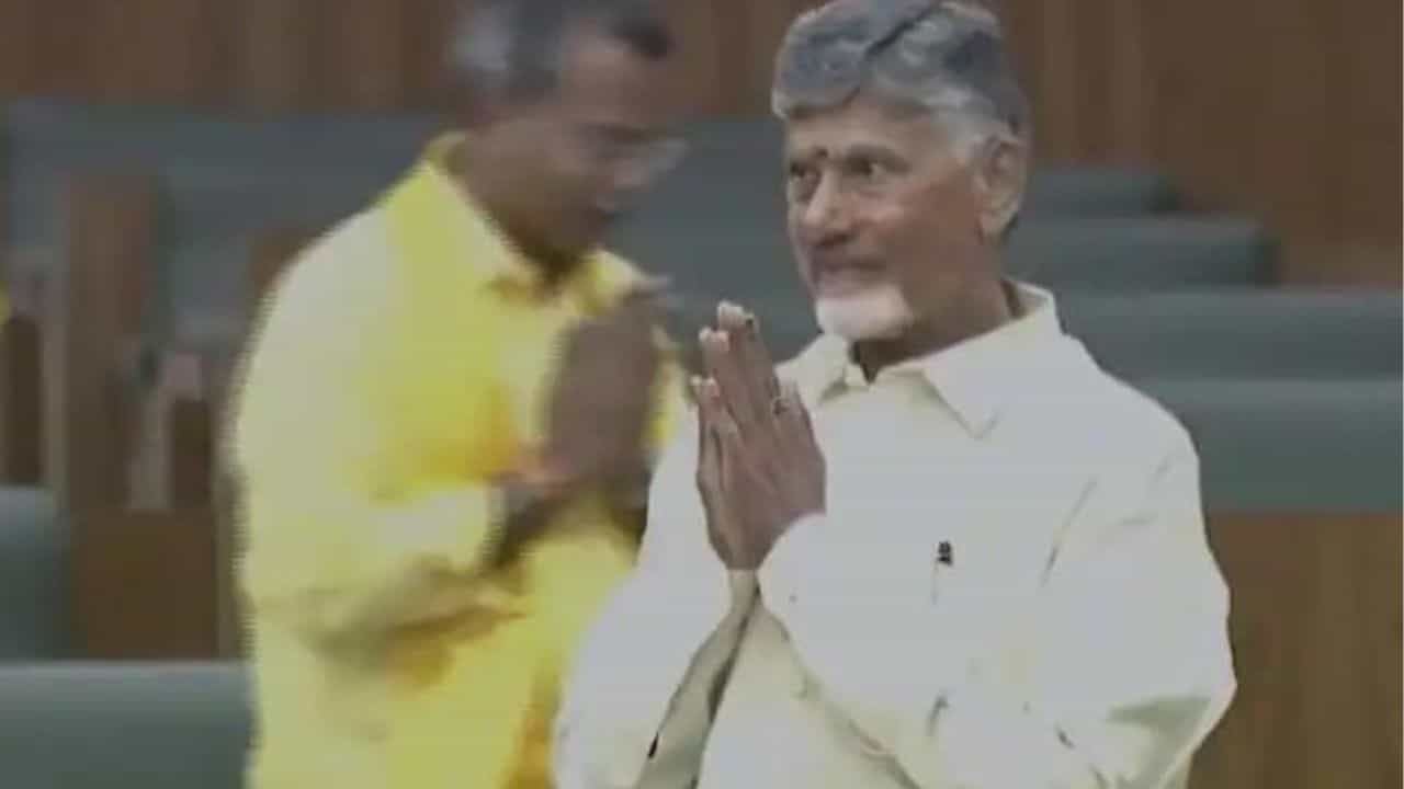 Chandrababu Naidu: 'কথা' রাখলেন চন্দ্রবাবু, ৩১ মাস পর ঢুকলেন অন্ধ্র প্রদেশ বিধানসভায় Chandrababu Naidu: 'কথা' রাখলেন চন্দ্রবাবু, ৩১ মাস পর ঢুকলেন অন্ধ্র প্রদেশ বিধানসভায়