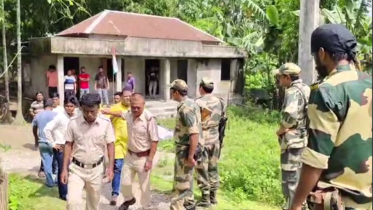 Mathabhanga Chaos: রয়েছে বাহিনী, তারপরও হাতে কাটারি-দা নিয়ে এলাকায় ঢুকছে, ওরা কারা?