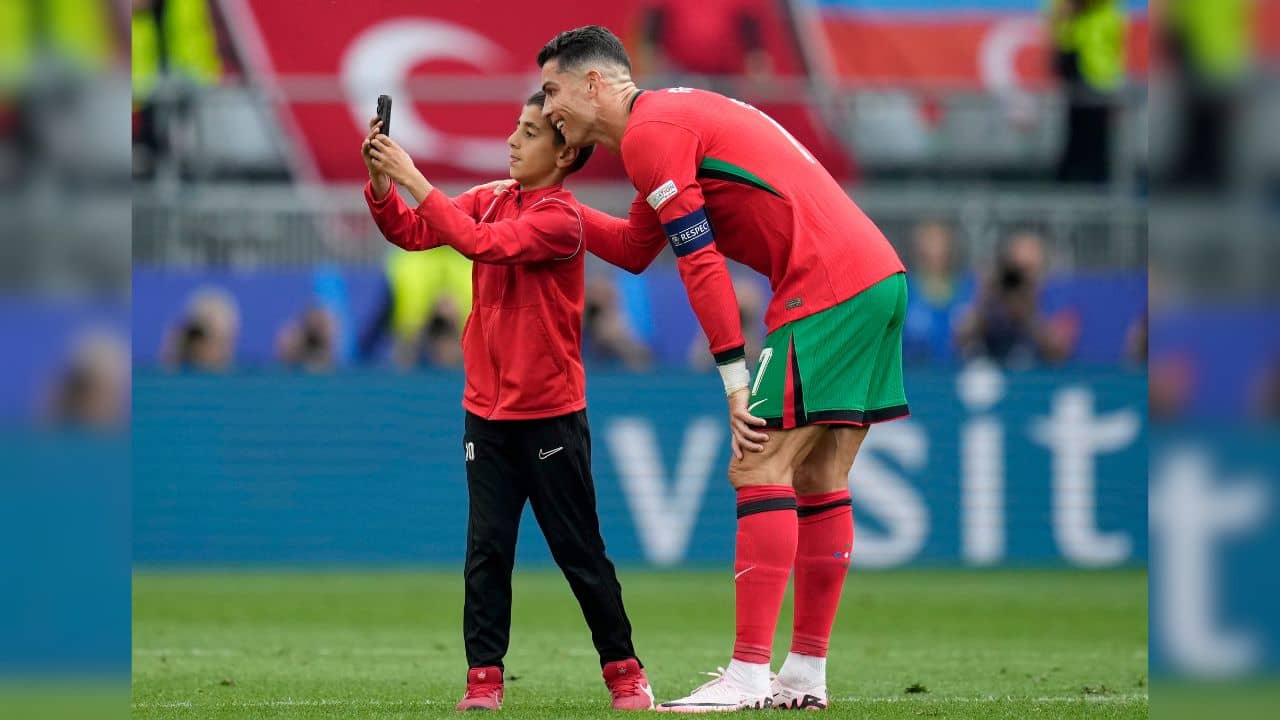 EURO 2024 ভিডিয়ো: রোনাল্ডোর সঙ্গে সেলফির লাকি ড্র! পাঁচজনের চেষ্টা, সফল এক খুদে