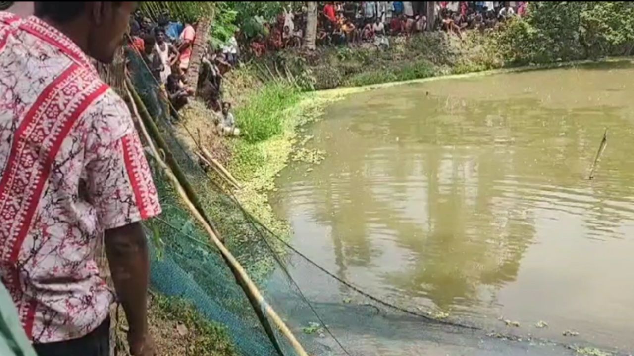 South 24 Parganas: পাড়ার পুকুরেই কিনা এসব! কেবল দর্শনেই গোটা গ্রামের লোক জড়ো করল গর্ভবতী