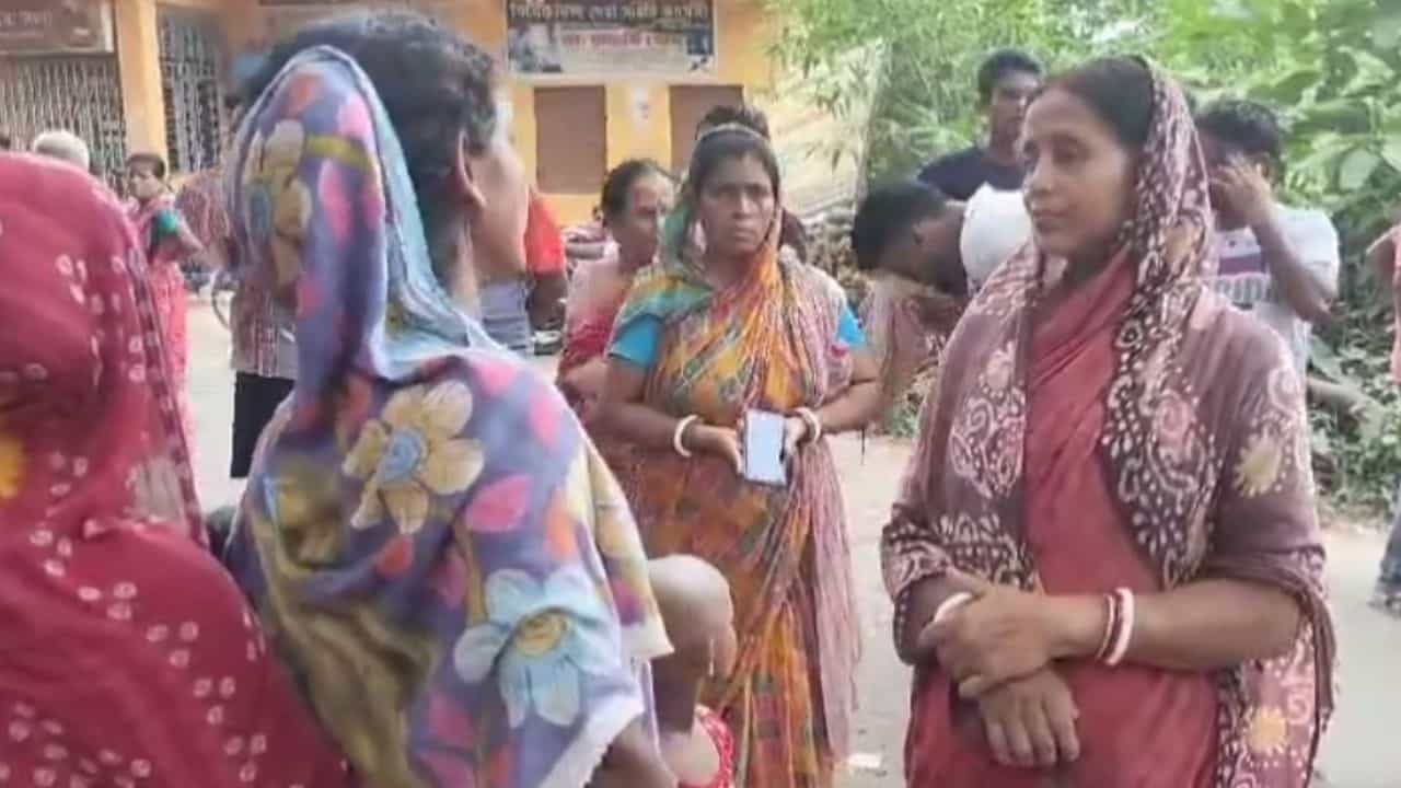 Daspur: পাড়ার বৌদি, কাকিমা থেকে বাচ্চা মেয়ে বাদ যেতে না কেউই, ১৭ বছরের ছেলেটার 'পেটে পেটে' কি না এত! Daspur: পাড়ার বৌদি, কাকিমা থেকে বাচ্চা মেয়ে বাদ যেতে না কেউই, ১৭ বছরের ছেলেটার 'পেটে পেটে' কি না এত!