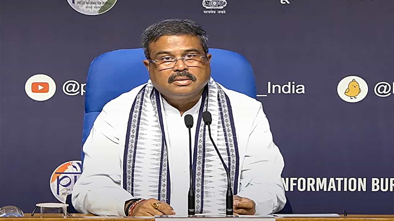 NEET paper leak: 'যা ঘটেছে তার দায় আমার...', অবশেষে নিট পরীক্ষা নিয়ে বড় সিদ্ধান্ত কেন্দ্রের NEET paper leak: 'যা ঘটেছে তার দায় আমার...', অবশেষে নিট পরীক্ষা নিয়ে বড় সিদ্ধান্ত কেন্দ্রের