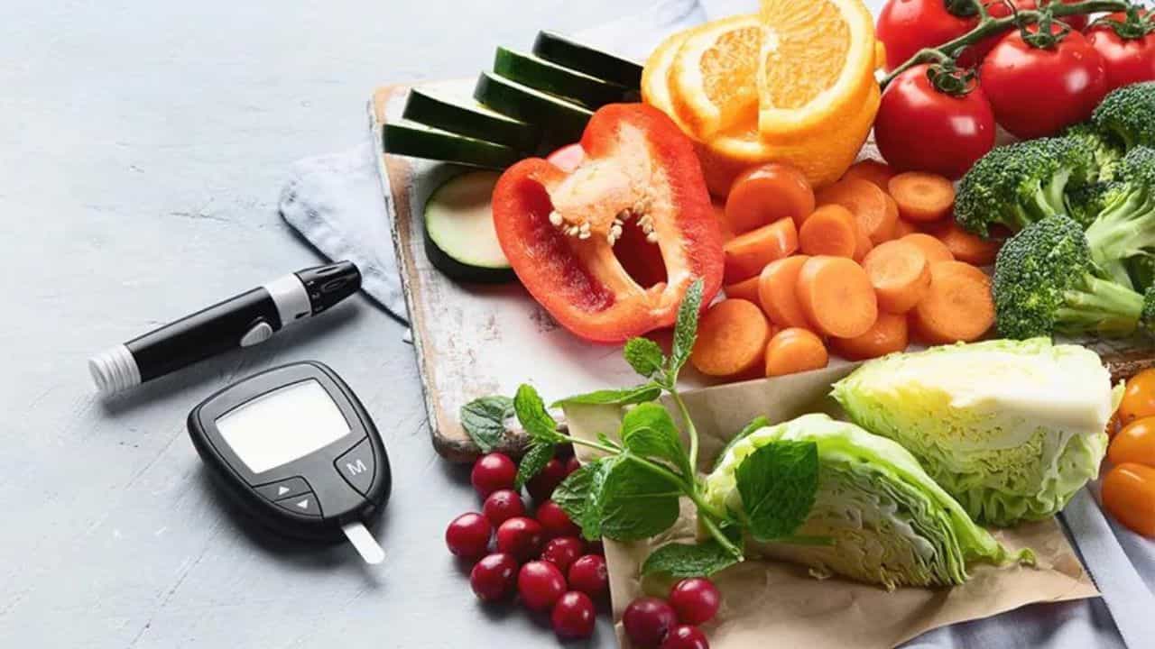 Diet Plan For Diabetes: স্বাদহীন ও তেঁতো খাবার নয়, এইভাবে ডায়েট প্ল্যান করলে ওষুধ ছাড়াই ফিট থাকবেন সুগারের রোগীরা