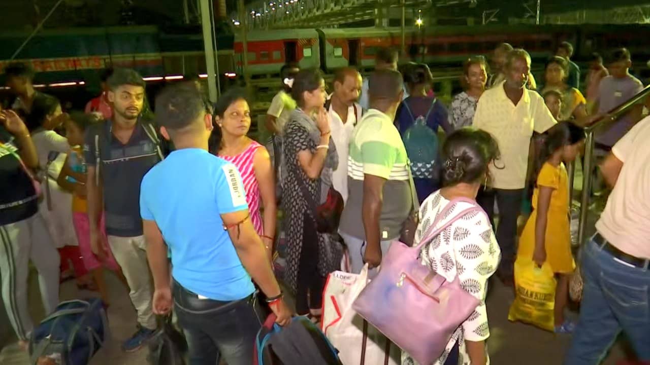 Trains to Digha: কোনও ট্রেন ৪ ঘণ্টা লেট, কোনও ট্রেন ৫ ঘণ্টা! দিঘা যেতে গিয়ে মাথায় হাত পর্যটকদের