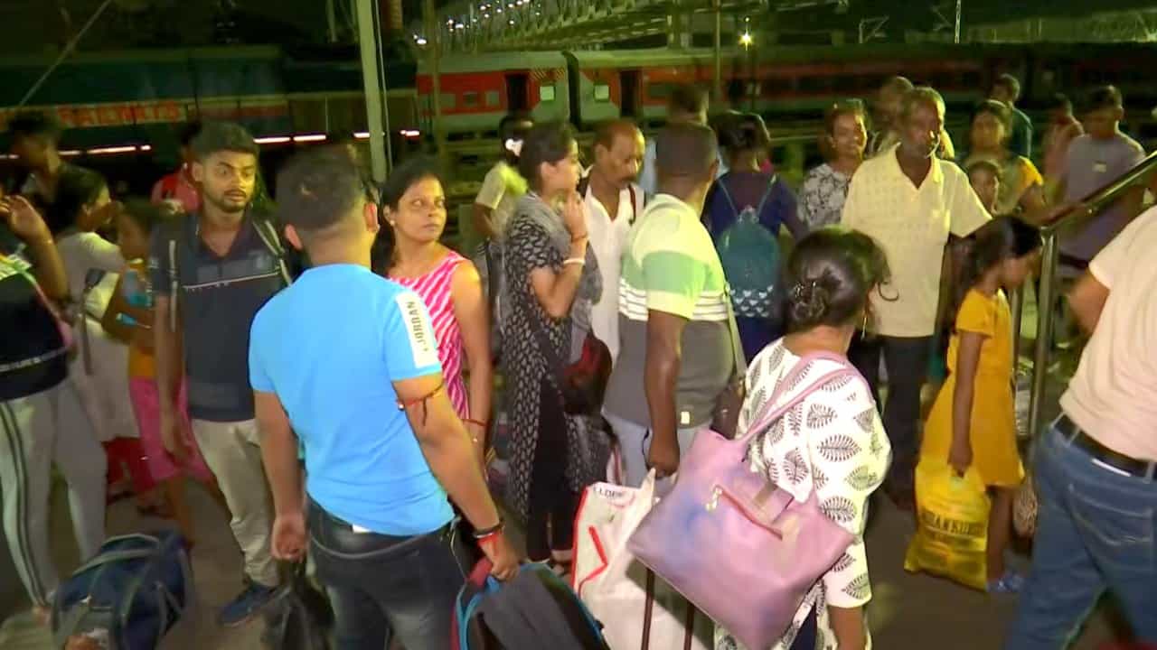 Trains to Digha: কোনও ট্রেন ৪ ঘণ্টা লেট, কোনও ট্রেন ৫ ঘণ্টা! দিঘা যেতে গিয়ে মাথায় হাত পর্যটকদের Trains to Digha: কোনও ট্রেন ৪ ঘণ্টা লেট, কোনও ট্রেন ৫ ঘণ্টা! দিঘা যেতে গিয়ে মাথায় হাত পর্যটকদের