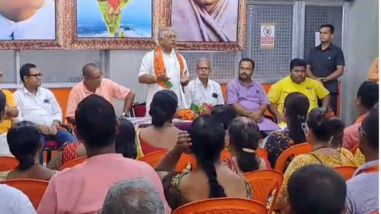 BJP Leader Dilip Ghosh: জলপাইগুড়ি গিয়ে বন্ধ ঘরে BJP কর্মীদের 'বিশেষ বার্তা' দিয়ে গেলেন দিলীপ BJP Leader Dilip Ghosh: জলপাইগুড়ি গিয়ে বন্ধ ঘরে BJP কর্মীদের 'বিশেষ বার্তা' দিয়ে গেলেন দিলীপ