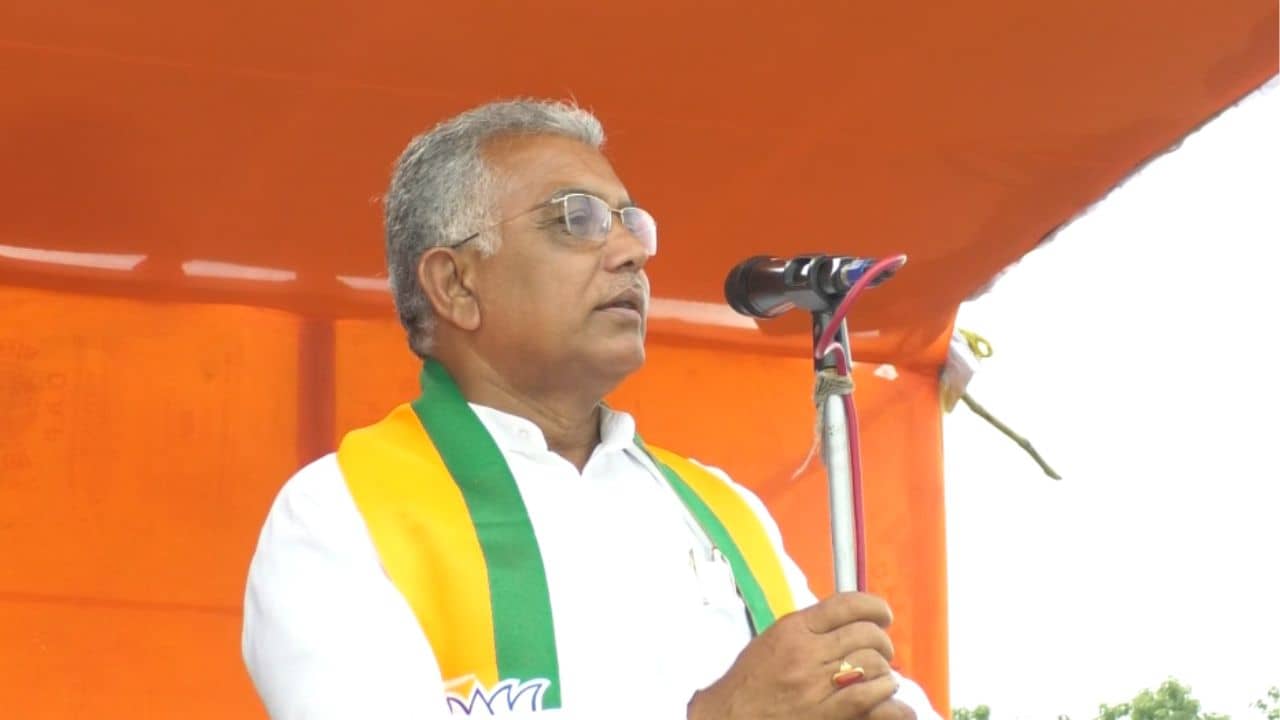 Dilip Ghosh: আগে নিজেদের পার্টি অফিস বুলডোজার দিয়ে ভাঙুন, মমতাকে বার্তা দিলীপের