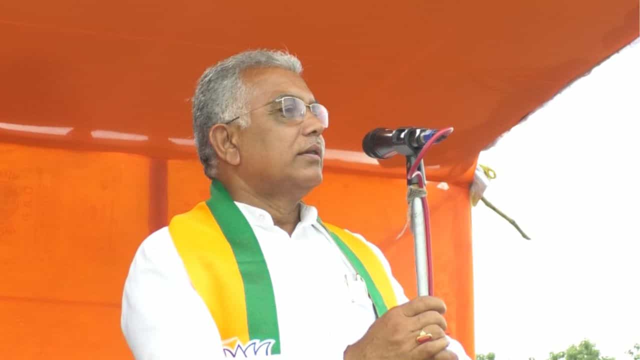 Dilip Ghosh: 'আগে নিজেদের পার্টি অফিস বুলডোজার দিয়ে ভাঙুন', মমতাকে বার্তা দিলীপের Dilip Ghosh: 'আগে নিজেদের পার্টি অফিস বুলডোজার দিয়ে ভাঙুন', মমতাকে বার্তা দিলীপের