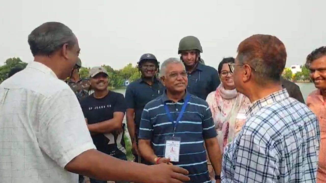 Dilip Ghosh: তৃণমূল এজেন্টের অনুরোধ মাথা পেতে নিলেন দিলীপ ঘোষ, স্ট্রংরুমের বাইরে হঠাৎ কী ঘটল?