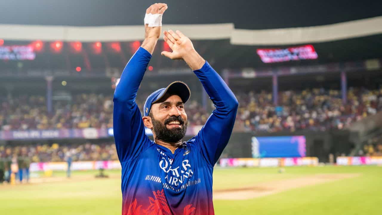 Dinesh Karthik: ১৯ বছর ৮ মাস ২৭ দিনের সফর শেষ, ক্রিকেটকে চিরতরে বিদায় দীনেশ কার্তিকের Dinesh Karthik: ১৯ বছর ৮ মাস ২৭ দিনের সফর শেষ, ক্রিকেটকে চিরতরে বিদায় দীনেশ কার্তিকের