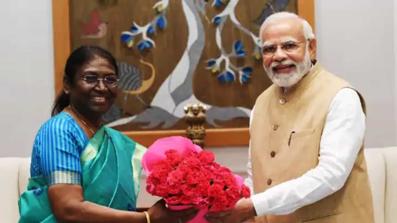 President Droupadi Murmu: মোদী মন্ত্রিসভাকে বিদায়ী নৈশভোজে আমন্ত্রণ জানালেন রাষ্ট্রপতি দ্রৌপদী মুর্মু President Droupadi Murmu: মোদী মন্ত্রিসভাকে বিদায়ী নৈশভোজে আমন্ত্রণ জানালেন রাষ্ট্রপতি দ্রৌপদী মুর্মু