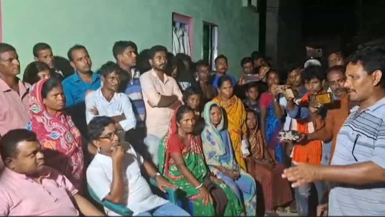 Purbo Medinipur: মুখে কাপড় বেঁধে বিজেপি কর্মীদের বাড়ি বাড়ি ঘুরে রাতে 'হুমকি' Purbo Medinipur: মুখে কাপড় বেঁধে বিজেপি কর্মীদের বাড়ি বাড়ি ঘুরে রাতে 'হুমকি'