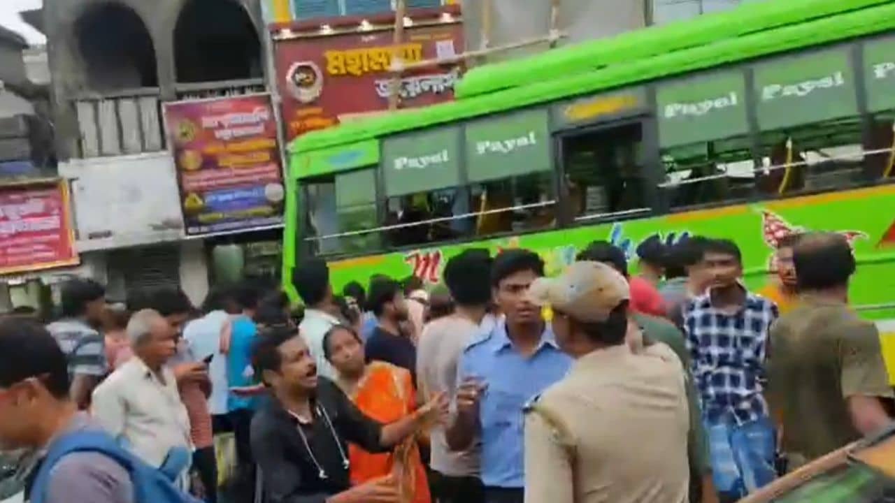 Purbo Medinipur: দোকানের ভিতর ঢুকে গেল বাস, চালক লুটিয়ে পড়লেন স্টিয়ারিংয়ের ওপর