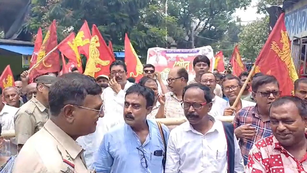 Election News: ‘আমরাই জিতছি’, বাগদায় মনোনয়ন জমা দিয়ে বলছেন ফরওয়ার্ড ব্লক প্রার্থী Election News: ‘আমরাই জিতছি’, বাগদায় মনোনয়ন জমা দিয়ে বলছেন ফরওয়ার্ড ব্লক প্রার্থী