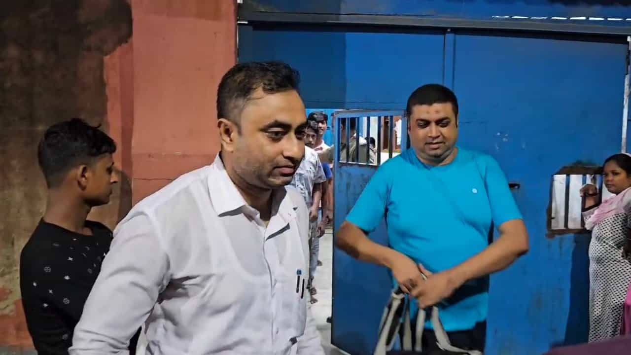 Sheikh Shahjahan: সিবিআই বিরোধিতা করলেও শর্তসাপেক্ষ জামিনে জেলমুক্তি শাহজাহান-ঘনিষ্ঠের Sheikh Shahjahan: সিবিআই বিরোধিতা করলেও শর্তসাপেক্ষ জামিনে জেলমুক্তি শাহজাহান-ঘনিষ্ঠের