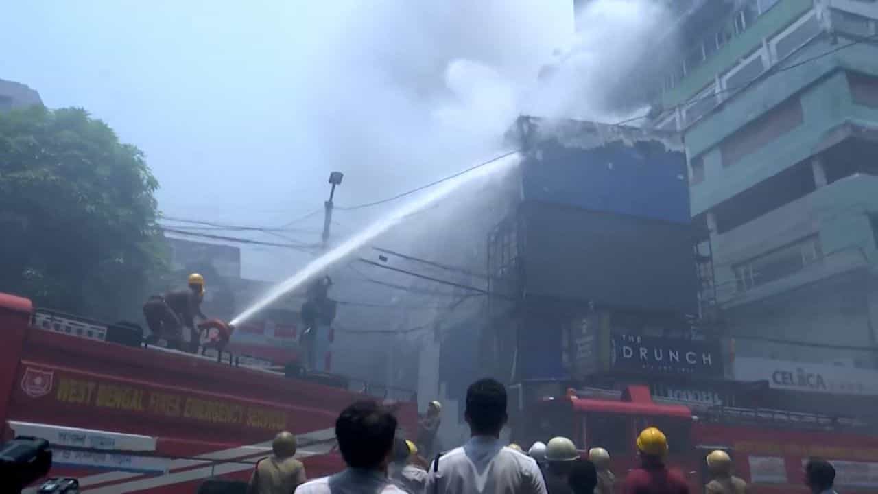 Park Street Fire: দমকলের মরিয়া চেষ্টা,পার্কস্ট্রিটে ক্যাফেতের লাগা আগুন আপাতত নিয়ন্ত্রণে Park Street Fire: দমকলের মরিয়া চেষ্টা,পার্কস্ট্রিটে ক্যাফেতের লাগা আগুন আপাতত নিয়ন্ত্রণে