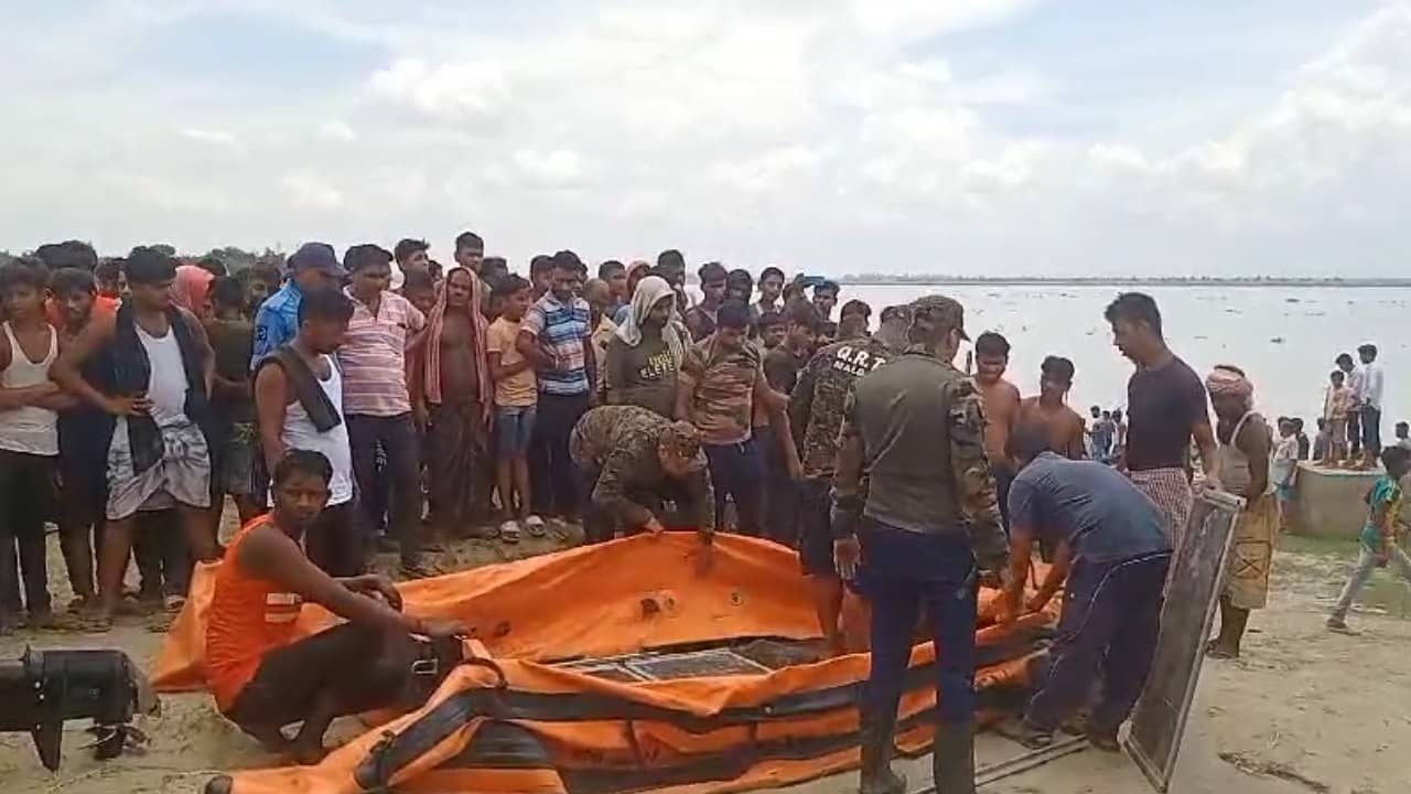 Malda: স্কুল শেষে গঙ্গায় নামতেই তলিয়ে গেল ৫ ছাত্র, ২ জনের খোঁজ মিললেও এখনও নিখোঁজ ৩