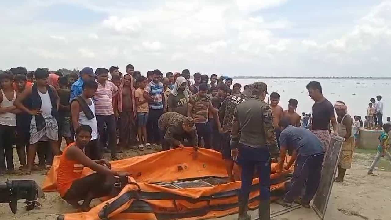 Malda: স্কুল শেষে গঙ্গায় নামতেই তলিয়ে গেল ৫ ছাত্র, ২ জনের খোঁজ মিললেও এখনও নিখোঁজ ৩ Malda: স্কুল শেষে গঙ্গায় নামতেই তলিয়ে গেল ৫ ছাত্র, ২ জনের খোঁজ মিললেও এখনও নিখোঁজ ৩