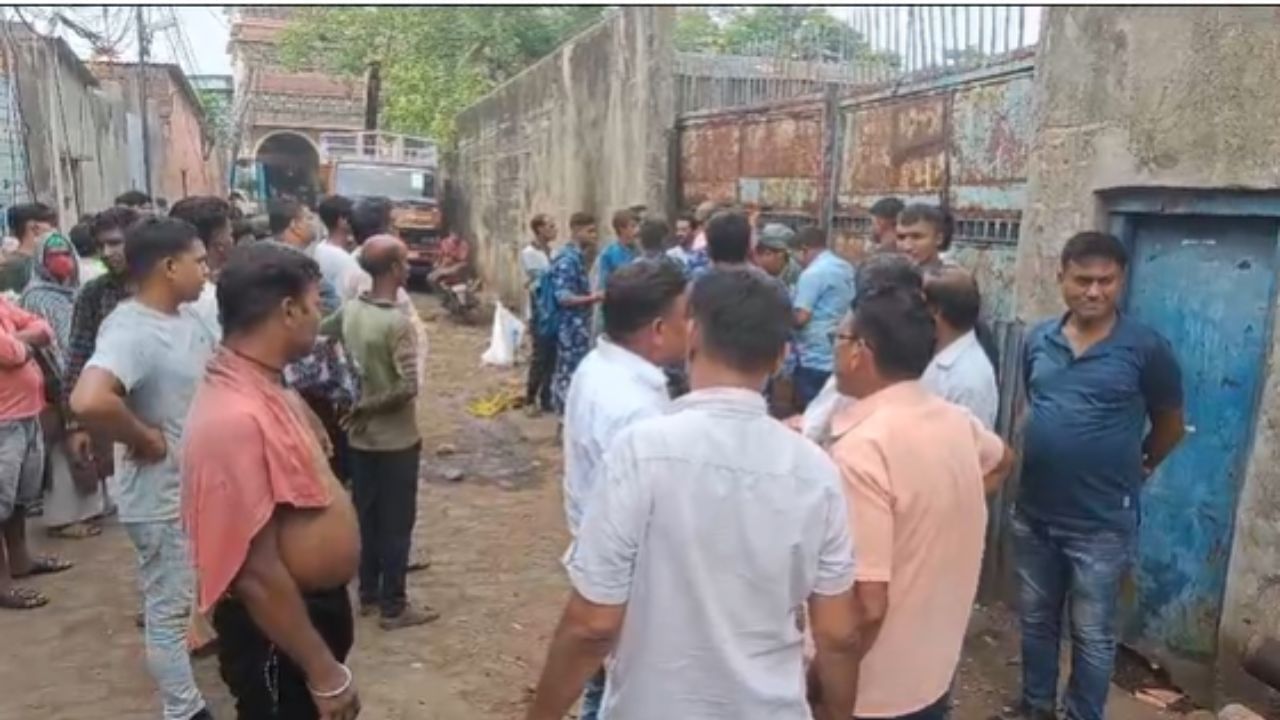 Howrah: হাওড়ার লোহার মার্কেটে ভয়ঙ্কর বিস্ফোরণ, ক্ষত বিক্ষত শ্রমিকরা Howrah: হাওড়ার লোহার মার্কেটে ভয়ঙ্কর বিস্ফোরণ, ক্ষত বিক্ষত শ্রমিকরা