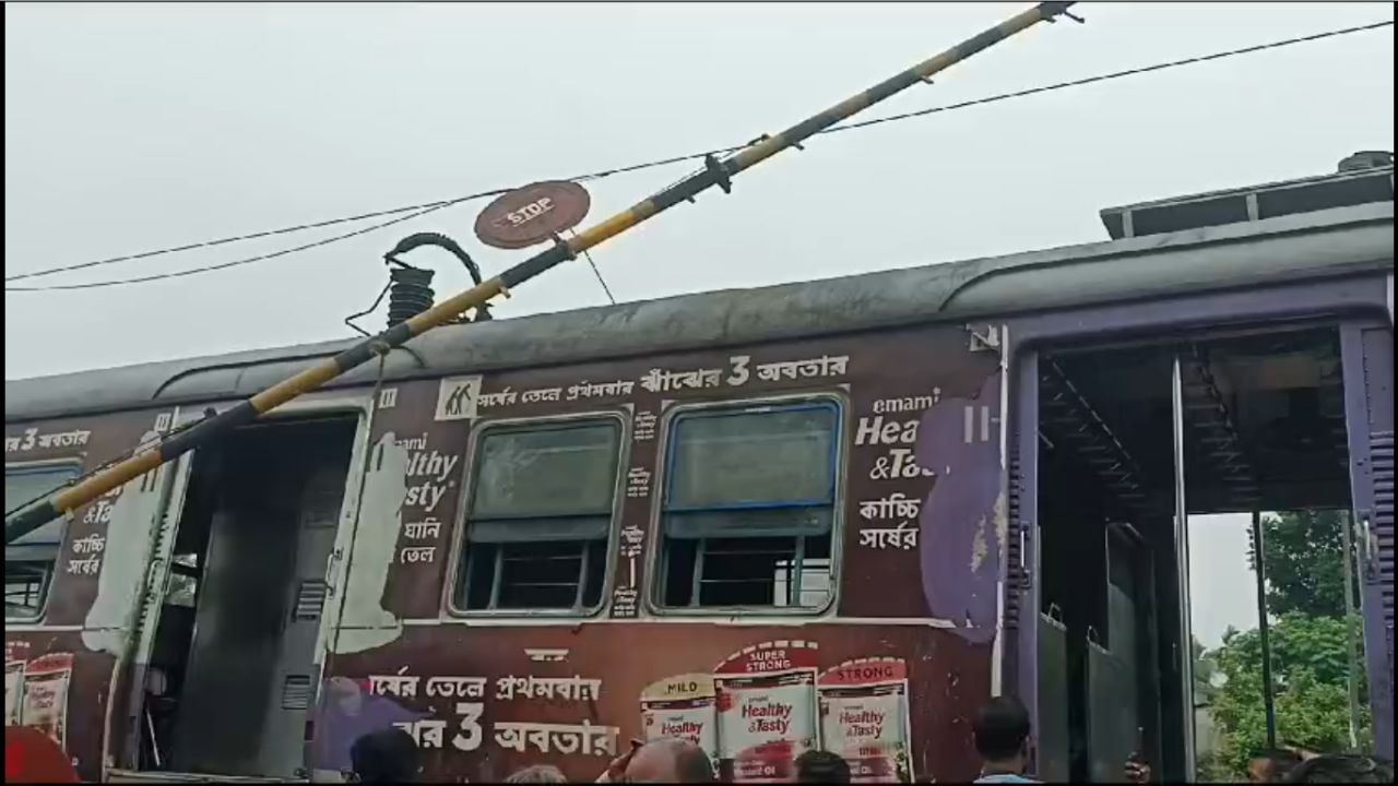 Local Train Habra: ভাঙা রেলগেট পড়ে ছিঁড়ল ওভারহেড তার! আতঙ্কে ট্রেন থেকে ঝাঁপ যাত্রীদের