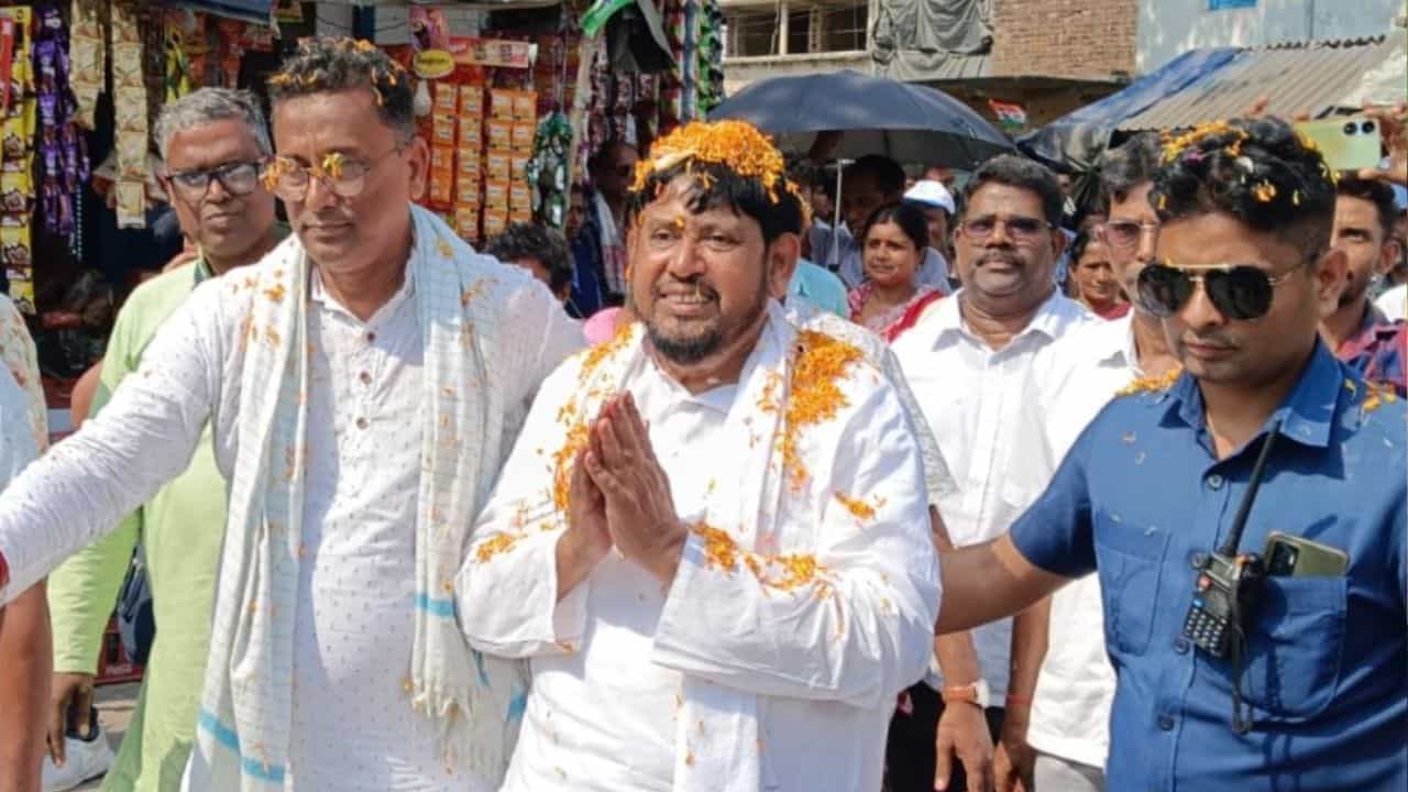 Haji Narul Islam: ফ্যাক্টর হল না সন্দেশখালি, জানেন বসিরহাটে খেলা ঘোরানো হাজি নুরুলের রাজনৈতিক জীবন! Haji Narul Islam: ফ্যাক্টর হল না সন্দেশখালি, জানেন বসিরহাটে খেলা ঘোরানো হাজি নুরুলের রাজনৈতিক জীবন!