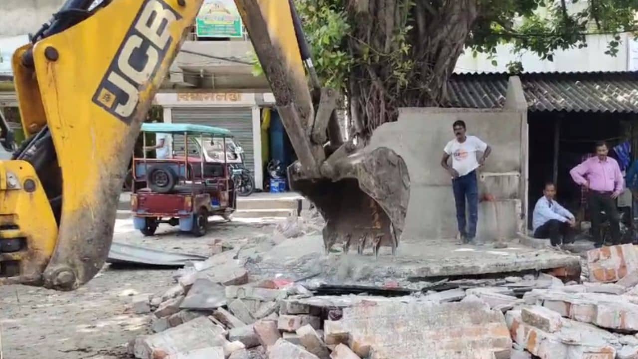 Halisahar Municipality: ফুটপাত দখল করে গজিয়ে উঠেছিল আস্ত হোটেল, গুঁড়িয়ে দিল পুরসভা