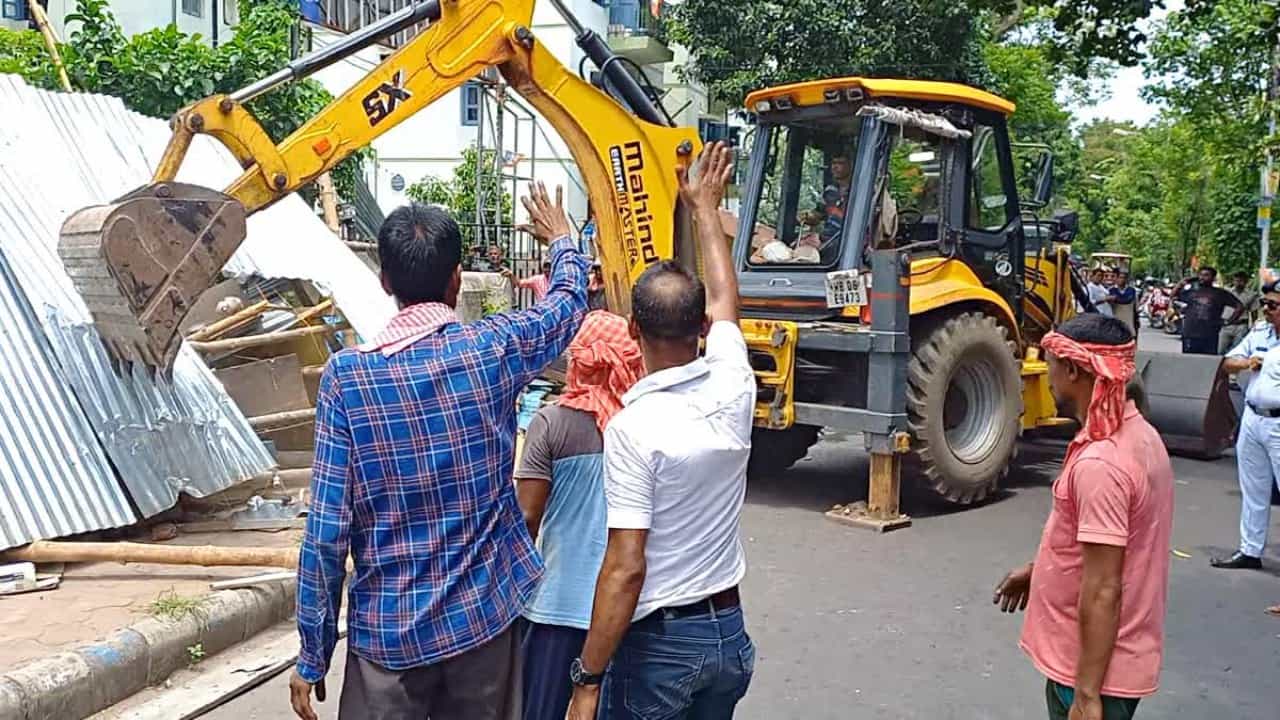 Hawker eviction: কলকাতায় অপারেশন সানশাইনের স্মৃতি, উচ্ছেদ হয়েছিল আটানব্বইয়েও, সমাধান কী হবে চব্বিশে? Hawker eviction: কলকাতায় অপারেশন সানশাইনের স্মৃতি, উচ্ছেদ হয়েছিল আটানব্বইয়েও, সমাধান কী হবে চব্বিশে?