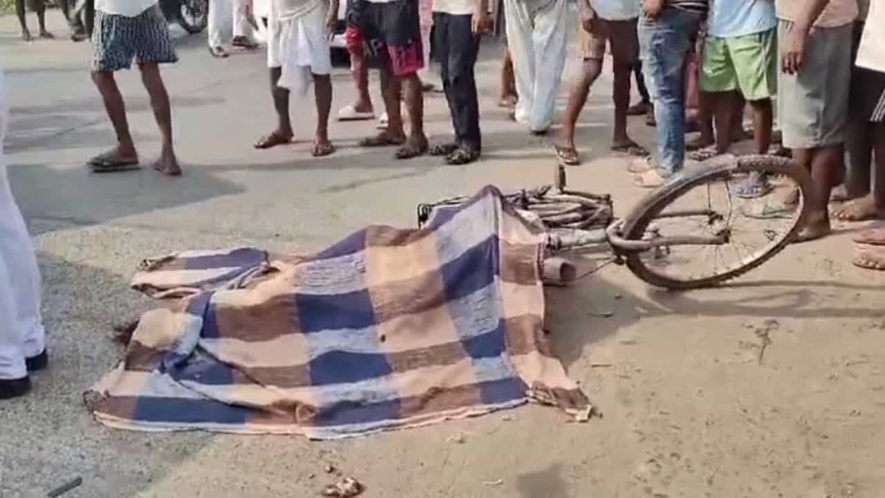 Road Accident: সাইকেল চালিয়ে যাচ্ছিলেন তরুণী, ব্যান্ডেল মোড়ে পিষে দিল লরি Road Accident: সাইকেল চালিয়ে যাচ্ছিলেন তরুণী, ব্যান্ডেল মোড়ে পিষে দিল লরি