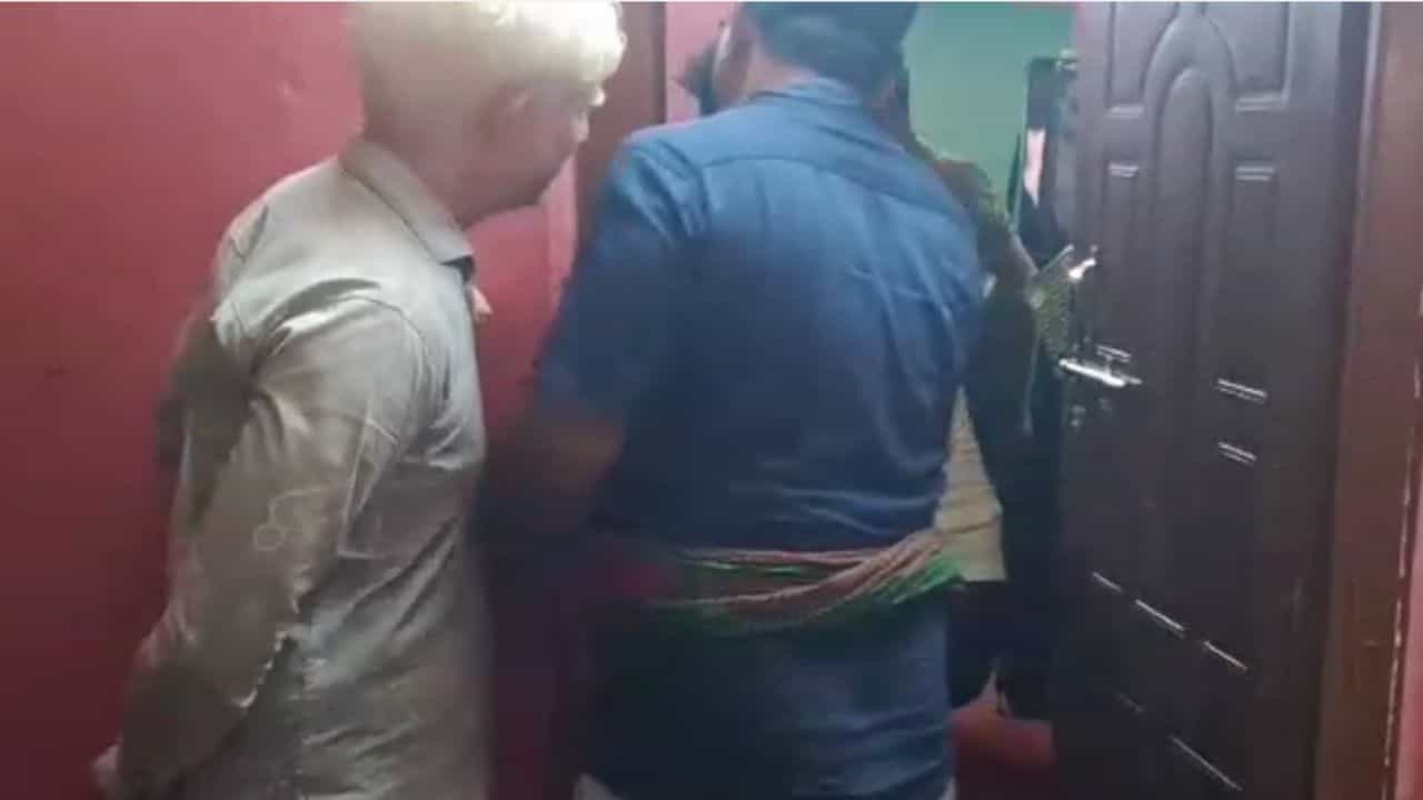 Woman Murder: ছেলে পাশের রুমে, অন্য ঘরের ভিতরে স্ত্রীর সঙ্গে স্বামীর এমন আচরণ ভাবাচ্ছে প্রতিবেশীদেরও Woman Murder: ছেলে পাশের রুমে, অন্য ঘরের ভিতরে স্ত্রীর সঙ্গে স্বামীর এমন আচরণ ভাবাচ্ছে প্রতিবেশীদেরও