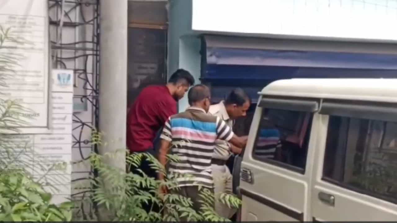 Hooghly: 'ঘরওয়ালি'কে রেখে 'বাহারওয়ালি' সামলাতে গিয়েছিলেন, সুদর্শন চিকিৎসককে যেভাবে শায়েস্তা করা হল Hooghly: 'ঘরওয়ালি'কে রেখে 'বাহারওয়ালি' সামলাতে গিয়েছিলেন, সুদর্শন চিকিৎসককে যেভাবে শায়েস্তা করা হল