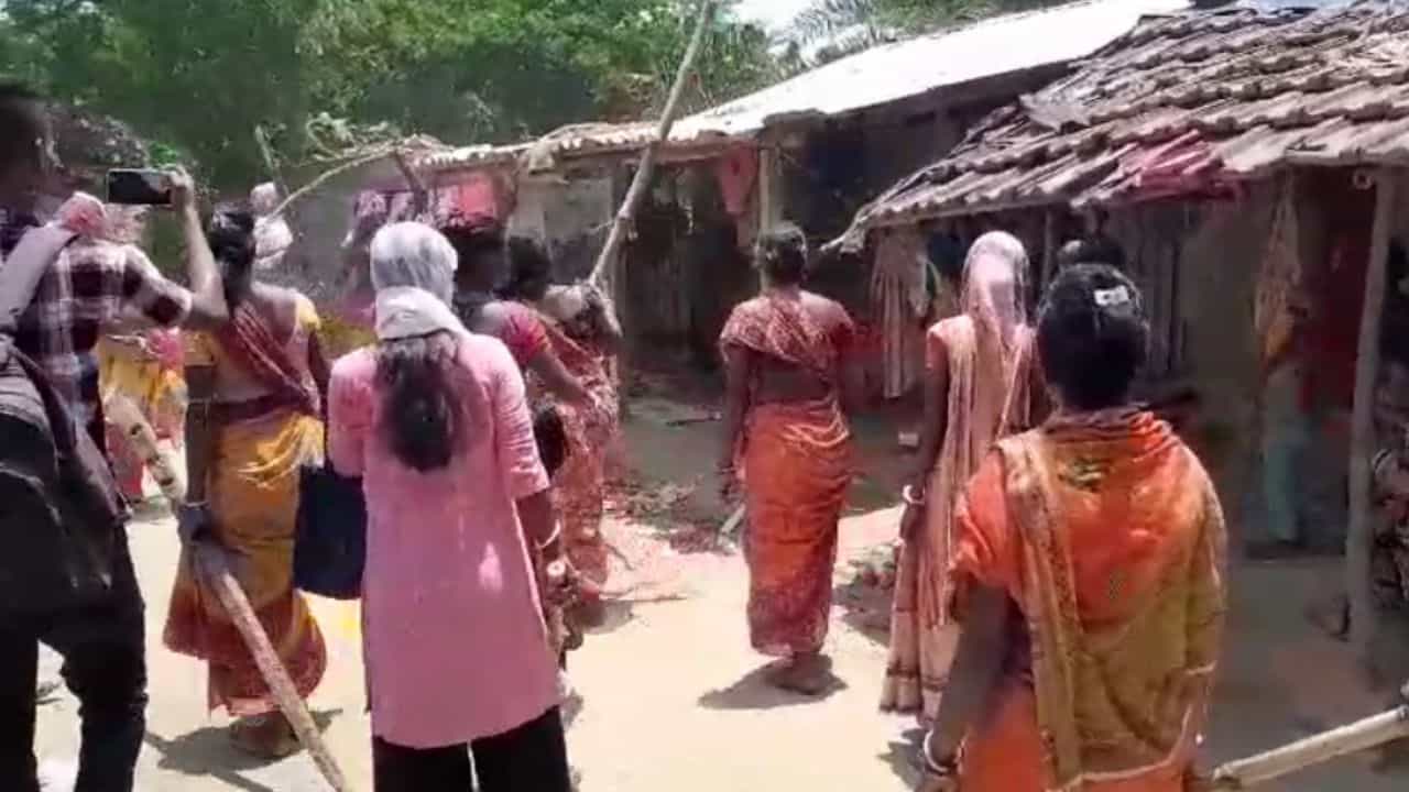 Howrah: 'স্বামীরা মদ খেয়ে মারধর করে, দিদির দেওয়া লক্ষ্মীর ভান্ডারের টাকা দিয়ে সংসার চালাই...',হাতে লাঠি নিয়ে ফের রাস্তায় মহিলারা