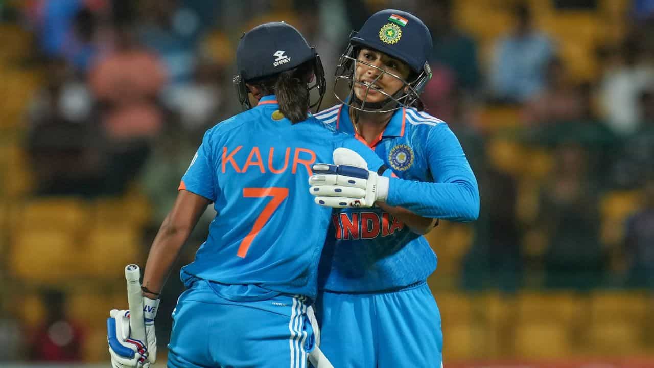 Smriti Mandhana: স্মৃতি মান্ধানার অনন্য রেকর্ড, দক্ষিণ আফ্রিকাকে ক্লিনসুইপ করল ভারত Smriti Mandhana: স্মৃতি মান্ধানার অনন্য রেকর্ড, দক্ষিণ আফ্রিকাকে ক্লিনসুইপ করল ভারত