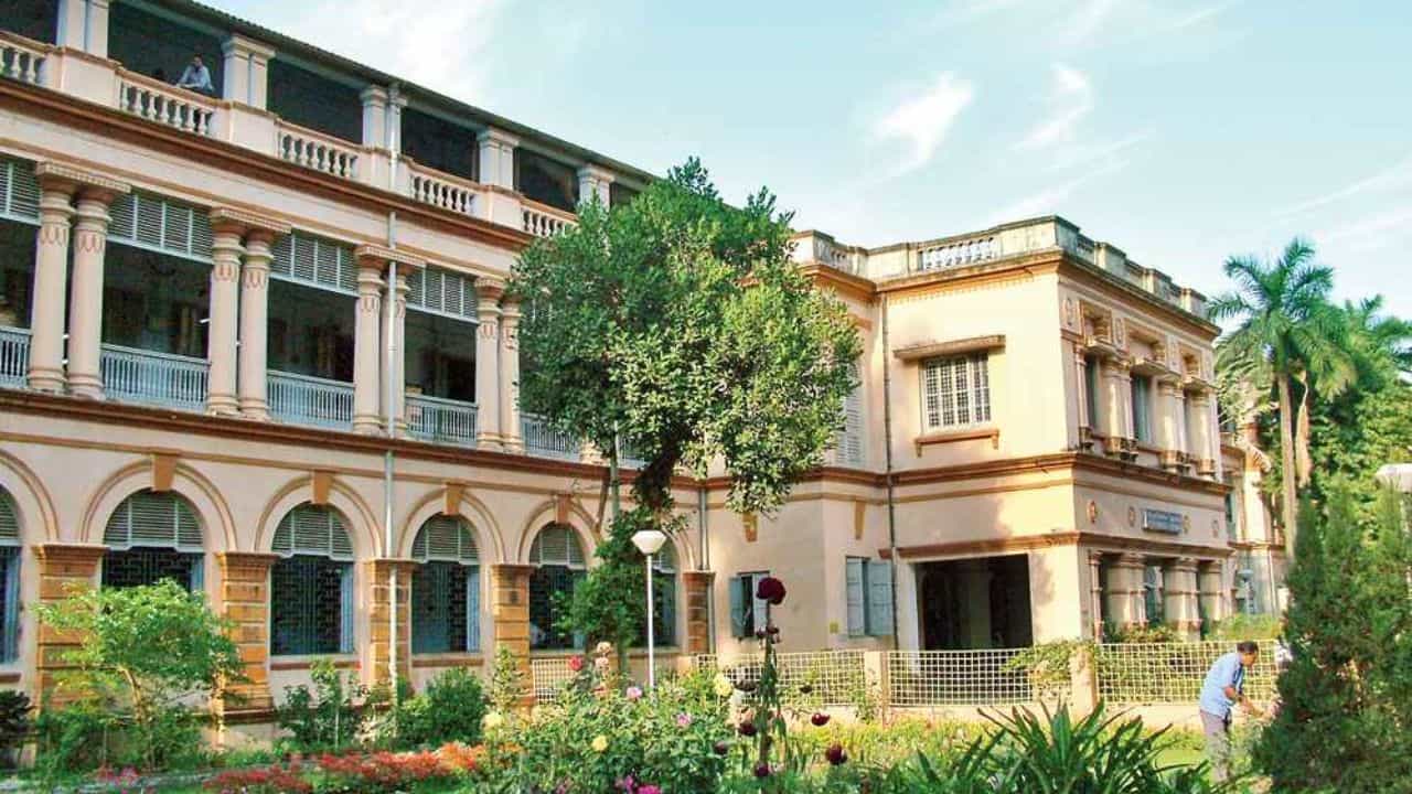 Jadavpur University: যাদবপুর বিশ্ববিদ্যালয়ে পড়তে চাইছেন না অনেকে, পিছনে কি নিয়োগ দুর্নীতিই বড় কারণ? Jadavpur University: যাদবপুর বিশ্ববিদ্যালয়ে পড়তে চাইছেন না অনেকে, পিছনে কি নিয়োগ দুর্নীতিই বড় কারণ?