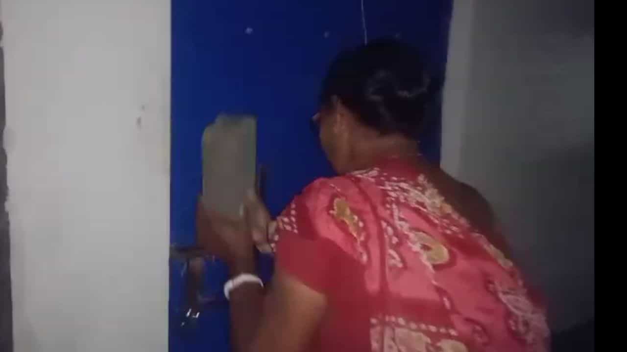 Jalpaiguri: হাতে ইট, তালা ভেঙে ঢুকে TMC পার্টি অফিস ভাঙচুর মহিলাদের Jalpaiguri: হাতে ইট, তালা ভেঙে ঢুকে TMC পার্টি অফিস ভাঙচুর মহিলাদের