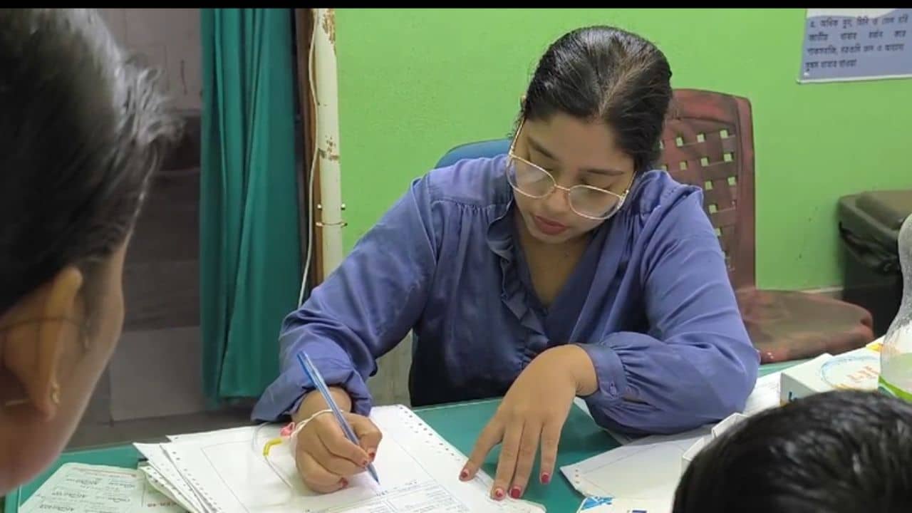 Jalpaiguri: সাপে কেটেছে চিকিৎসককেই, শরীরে অসহ্য জ্বালা, ওই অবস্থাতেই সাপে কাটা রোগীর চিকিৎসায় ড. সৃজিতা! সাহসকে কুর্নিশ