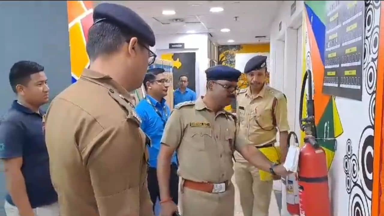 Jalpaiguri: ব্যাঙের ছাতার মতো গজাচ্ছে ফাস্ট ফুডের দোকান! অভিযানে নামল দমকল বাহিনী