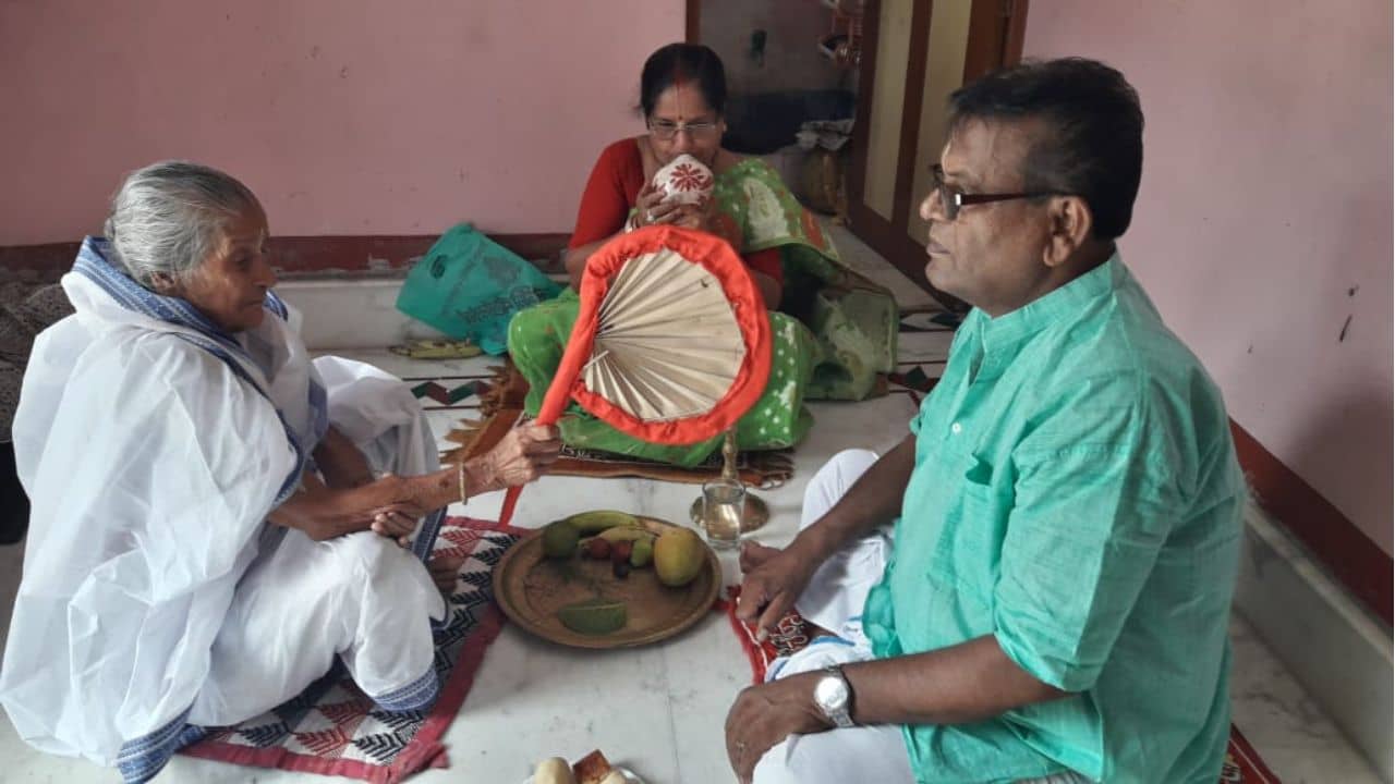 Jamai Sashthi: বয়সকে থোড়াই কেয়ার! ষাটোর্ধ্ব জামাইকে নিয়ে একশো ছুঁইছুঁই শাশুড়ির জামাইষষ্ঠী পালন